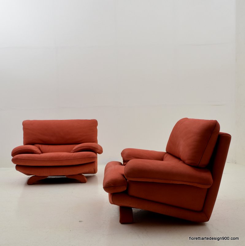 Due poltrone pelle color salmone Leather armchairs